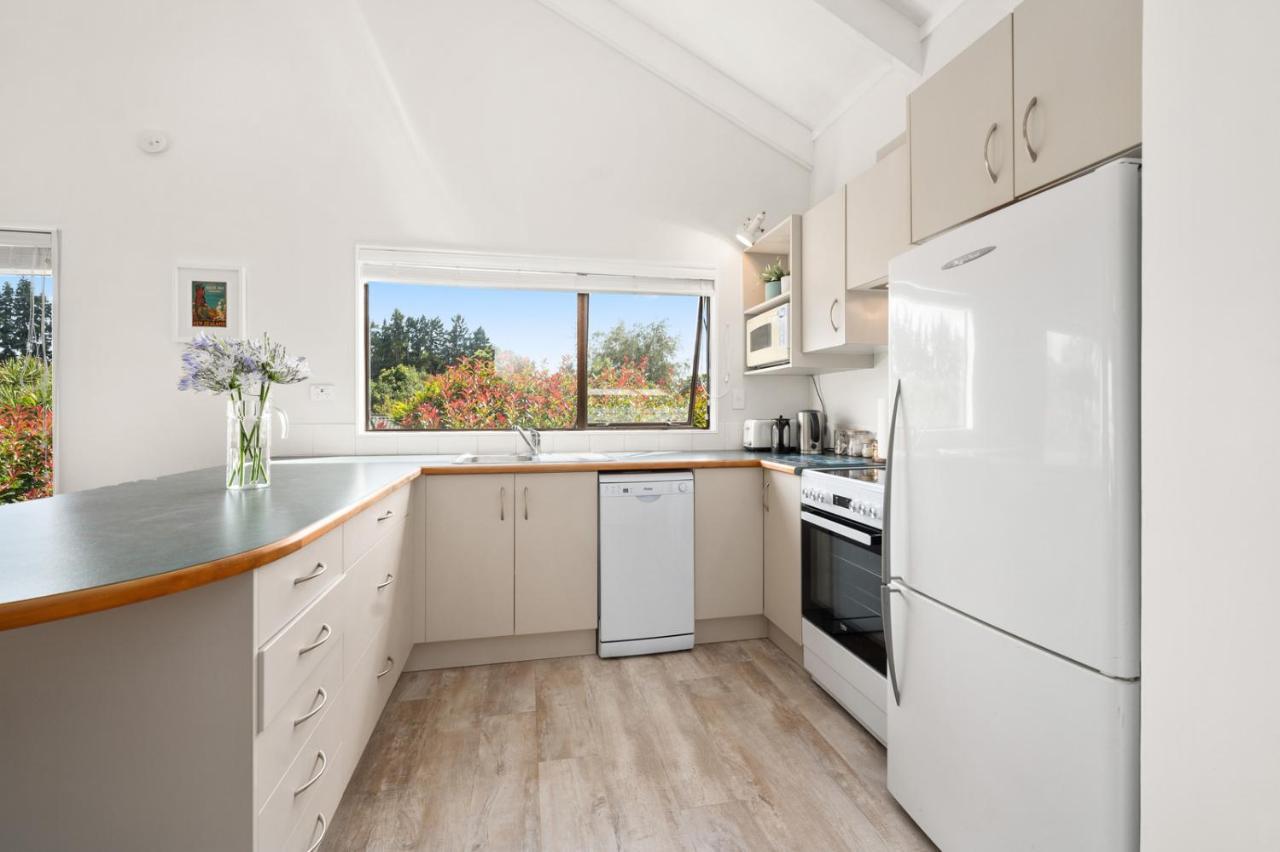 Waitahanui Lake House - Lake Taupo Holiday Home Dış mekan fotoğraf